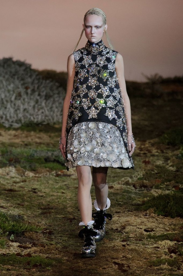 Alexander McQueen أزياء من وحي قصص الخيال