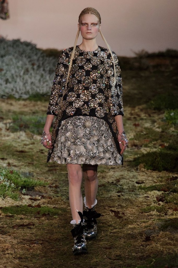 Alexander McQueen أزياء من وحي قصص الخيال