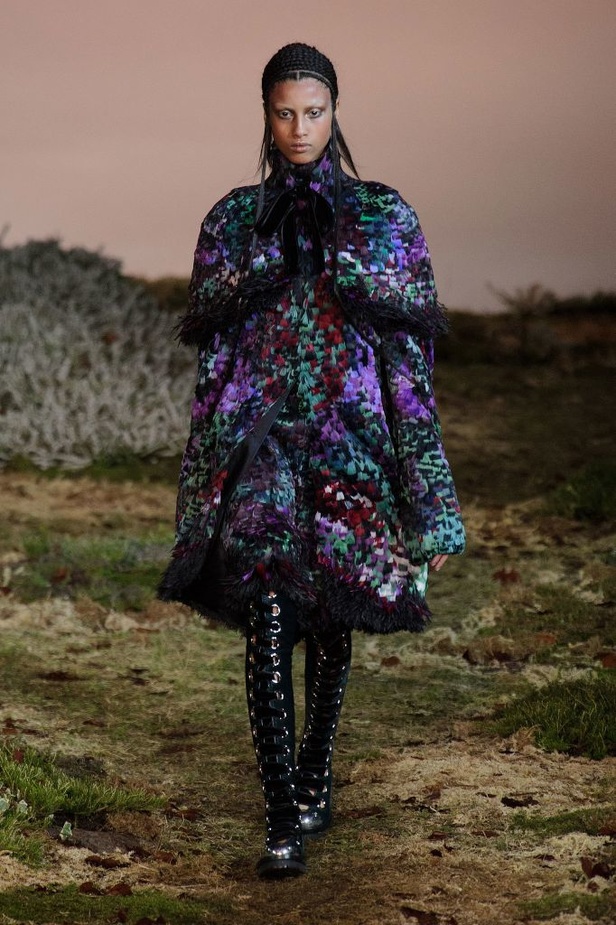 Alexander McQueen أزياء من وحي قصص الخيال