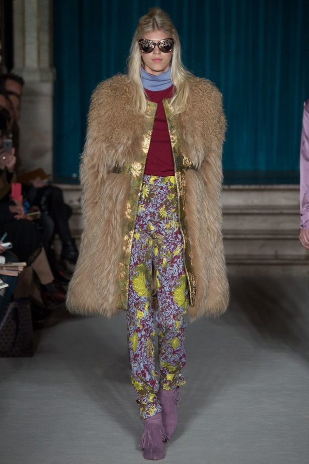 ماثيو وليامسون: لمسة من الأناقة والتداخلات اللونية المبتكرة