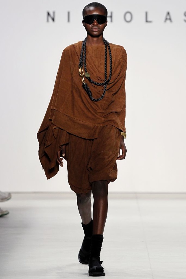 Nicholas K يعود بنا الى الطابع القبلي 