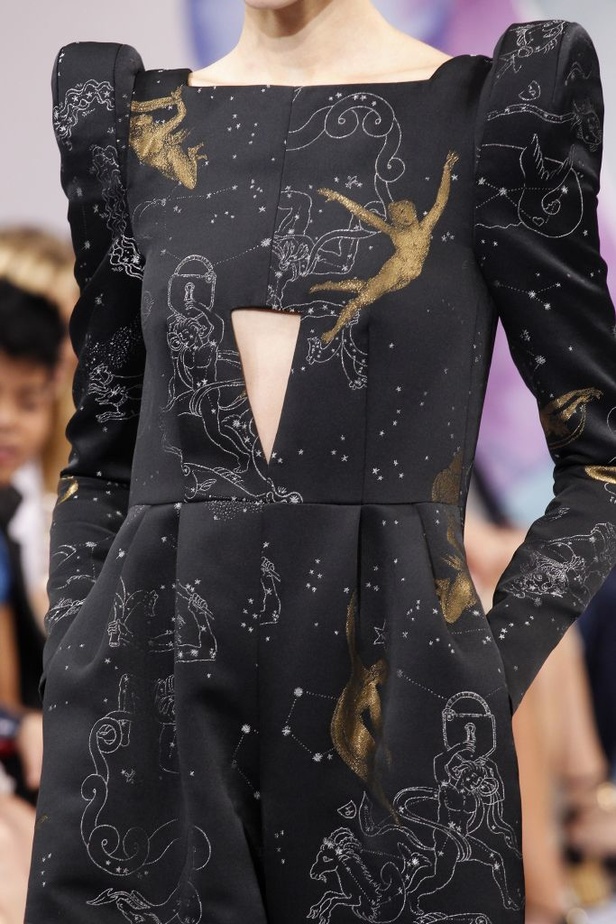 اجواء ساحرة في مجموعة دار ازياء Schiaparelli