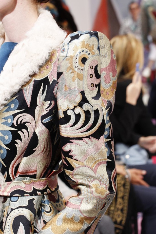 اجواء ساحرة في مجموعة دار ازياء Schiaparelli