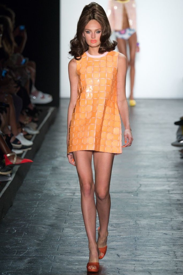 رحلة فكاهية وملونة في عالم Jeremy Scott الخاص!