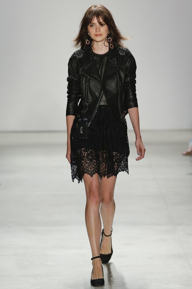 عرض Rebecca Minkoff بين الرومنسية و التمرّد 