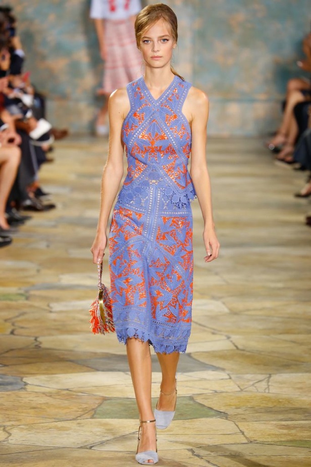 Tory Burch: أزياء صيفية حيوية ومريحة..
