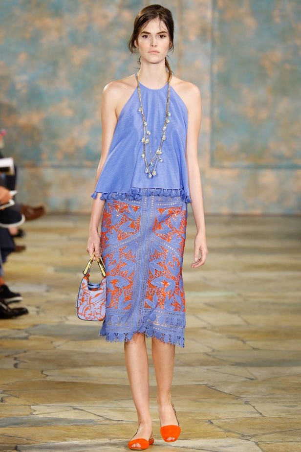 Tory Burch: أزياء صيفية حيوية ومريحة..