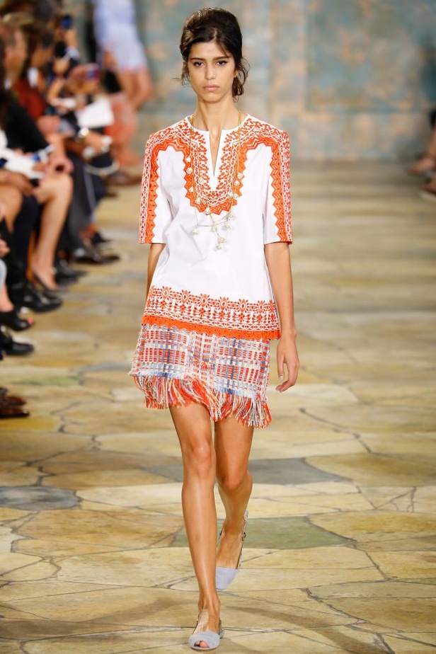 Tory Burch: أزياء صيفية حيوية ومريحة..