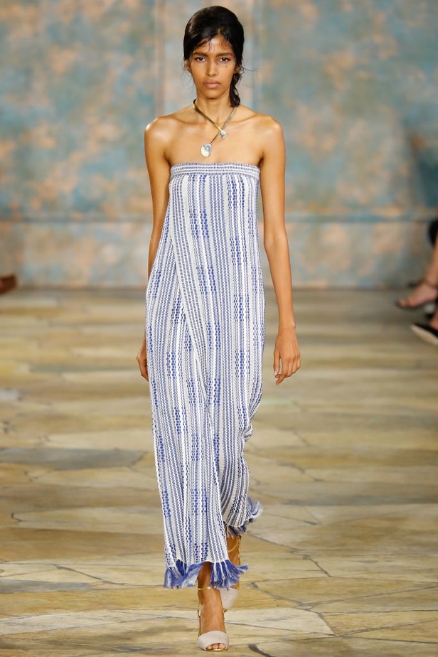 Tory Burch: أزياء صيفية حيوية ومريحة..