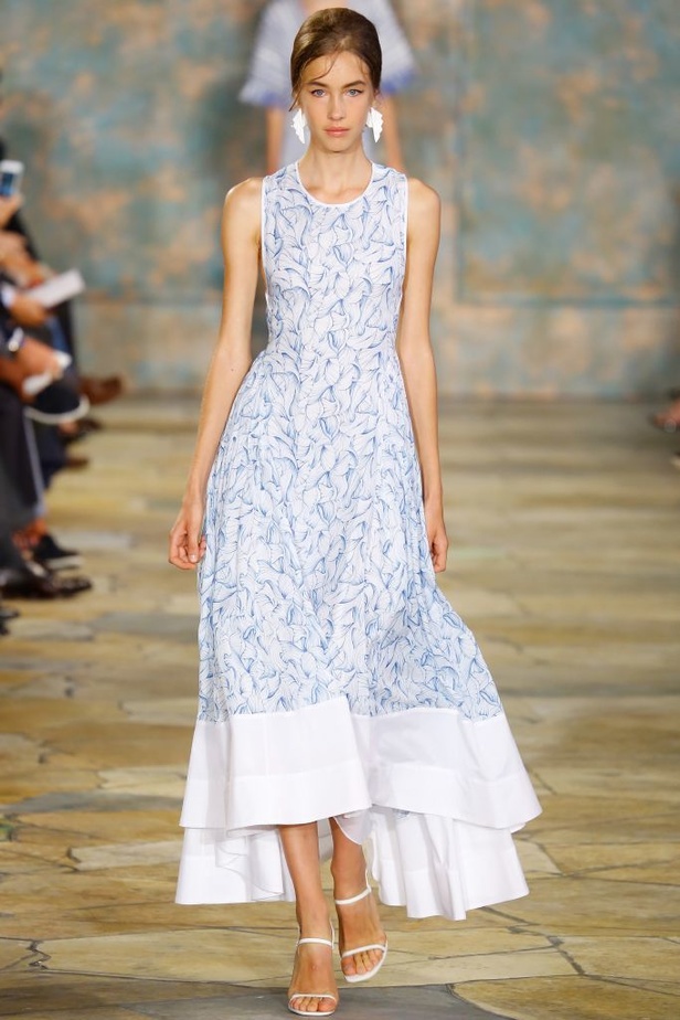 Tory Burch: أزياء صيفية حيوية ومريحة..