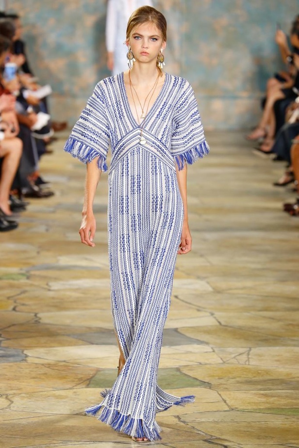 Tory Burch: أزياء صيفية حيوية ومريحة..