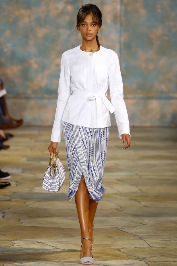 Tory Burch: أزياء صيفية حيوية ومريحة..