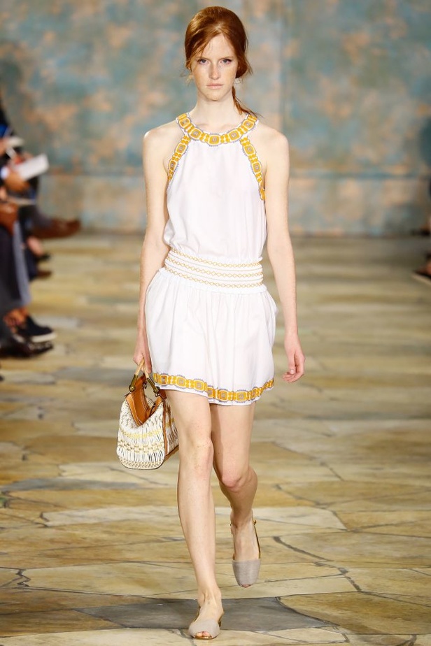 Tory Burch: أزياء صيفية حيوية ومريحة..