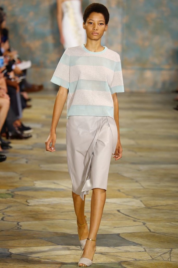 Tory Burch: أزياء صيفية حيوية ومريحة..