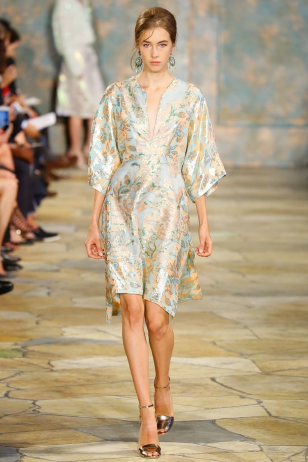 Tory Burch: أزياء صيفية حيوية ومريحة..