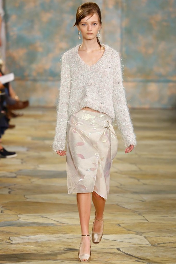 Tory Burch: أزياء صيفية حيوية ومريحة..