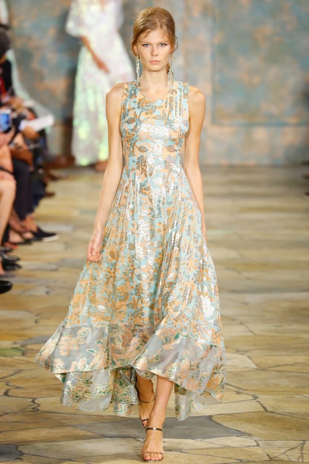 Tory Burch: أزياء صيفية حيوية ومريحة..