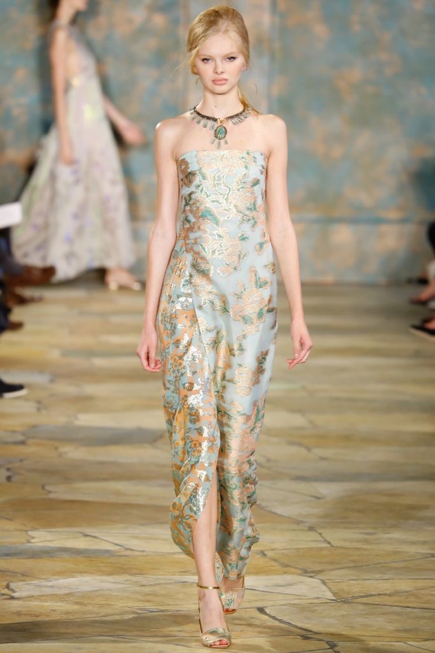 Tory Burch: أزياء صيفية حيوية ومريحة..