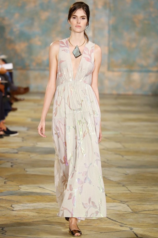 Tory Burch: أزياء صيفية حيوية ومريحة..