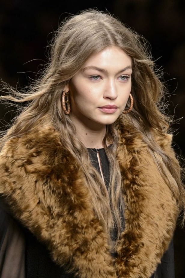 ازياء مزينة بالفرو الفاخر والزهور تسيطر على مجموعة fendi لخريف وشتاء 2018