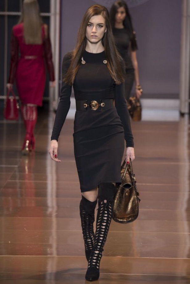 Versace... المرأة بكامل أنوثتها وعظمتها