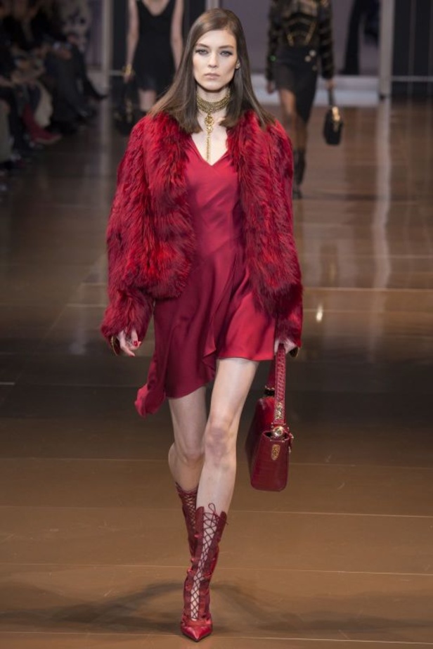 Versace... المرأة بكامل أنوثتها وعظمتها