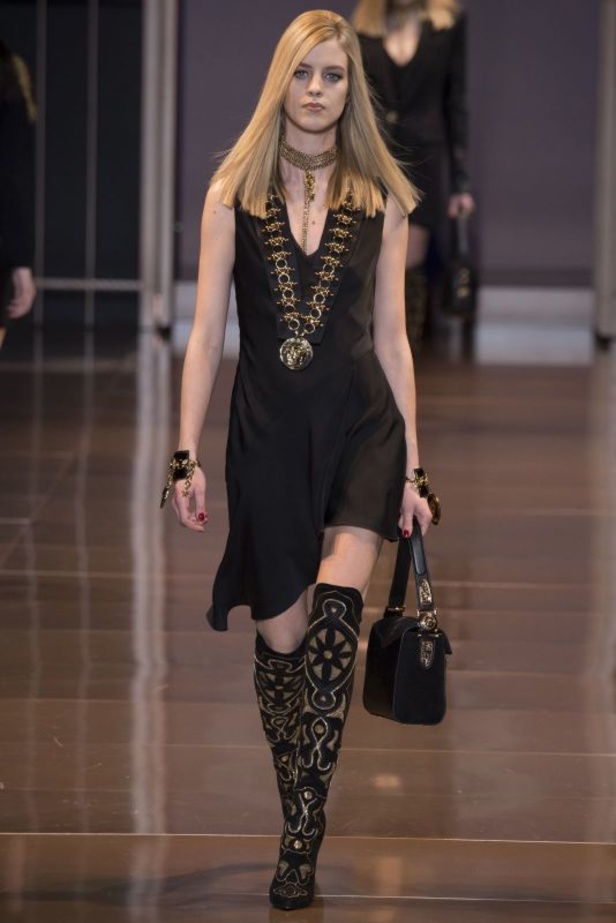 Versace... المرأة بكامل أنوثتها وعظمتها