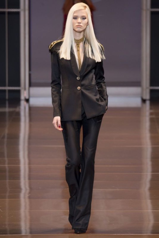 Versace... المرأة بكامل أنوثتها وعظمتها