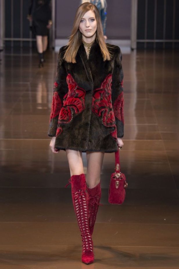 Versace... المرأة بكامل أنوثتها وعظمتها