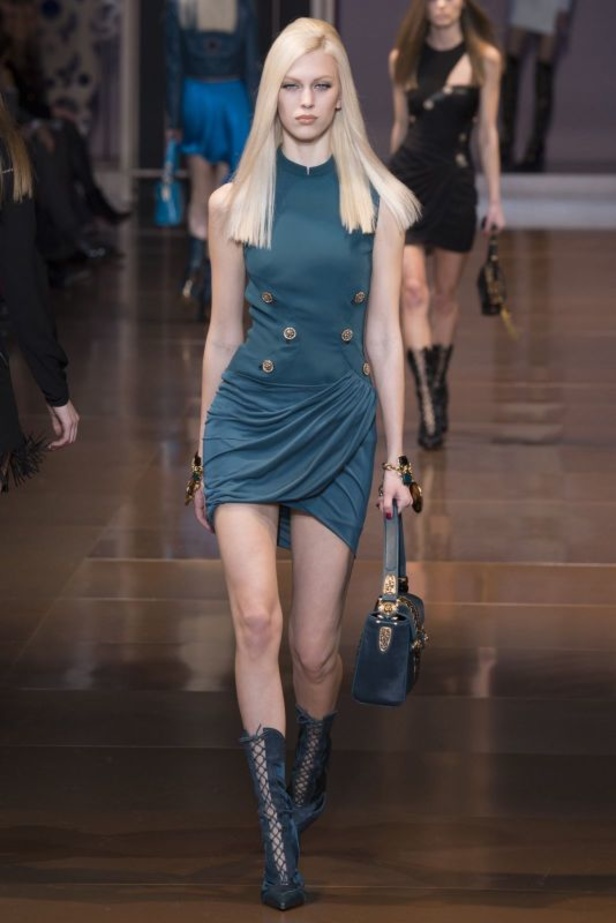 Versace... المرأة بكامل أنوثتها وعظمتها