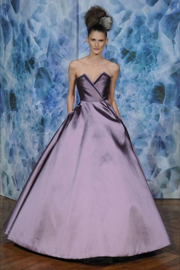 Alexis Mabille: جرأة بالألوان والقصّات 