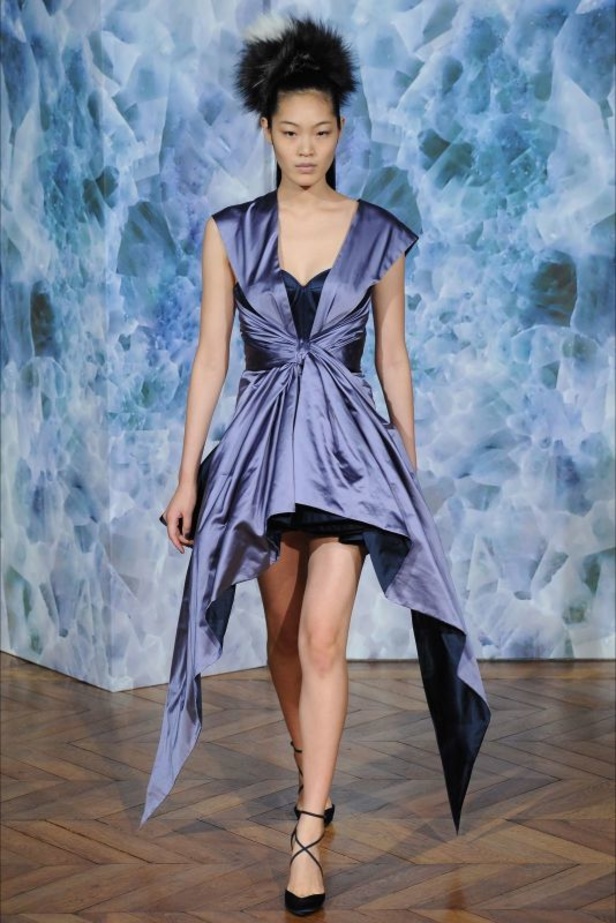 Alexis Mabille: جرأة بالألوان والقصّات 