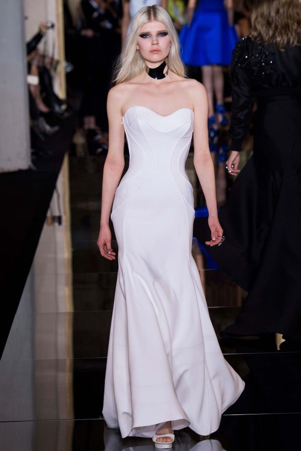 Versace تجمع بين الأنوثة والجرأة!