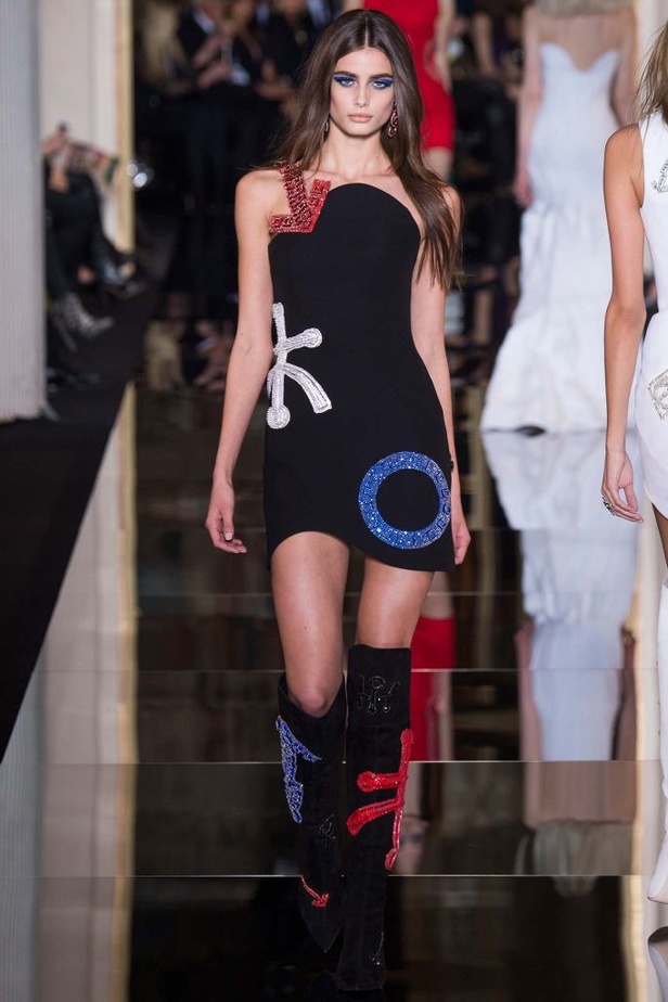 Versace تجمع بين الأنوثة والجرأة!