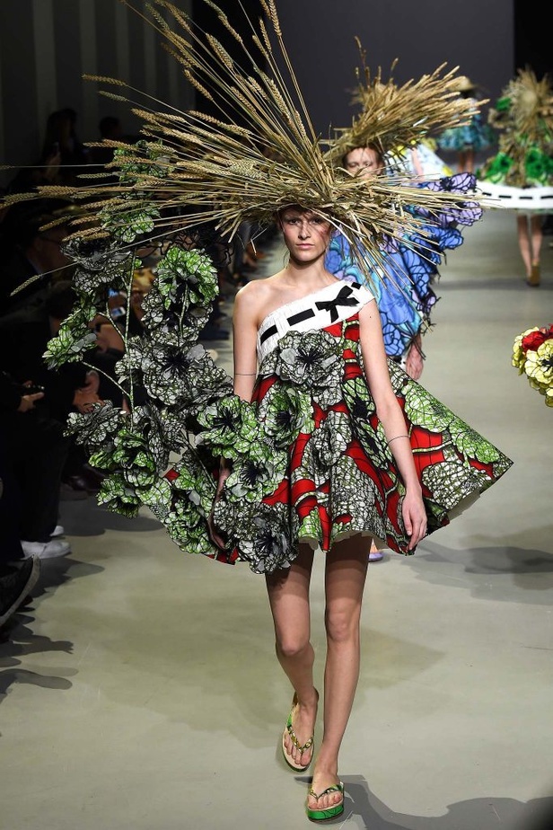 براعم وورود تتفتّح على فساتين Viktor & Rolf