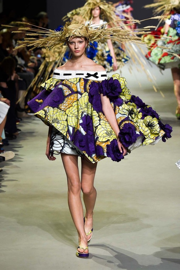 براعم وورود تتفتّح على فساتين Viktor & Rolf