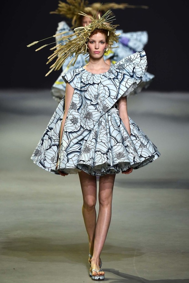 براعم وورود تتفتّح على فساتين Viktor & Rolf