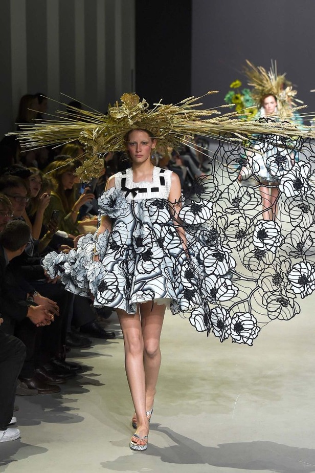 براعم وورود تتفتّح على فساتين Viktor & Rolf