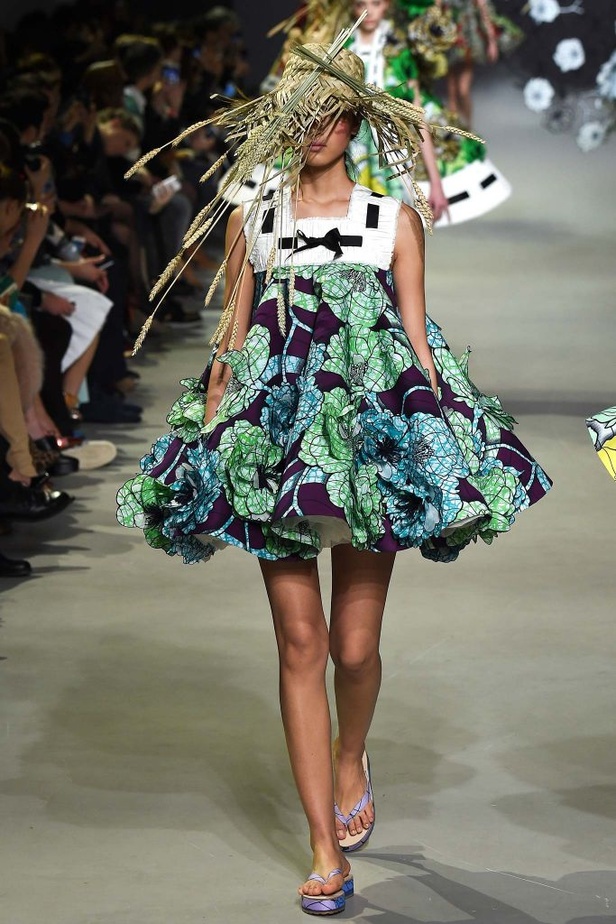 براعم وورود تتفتّح على فساتين Viktor & Rolf