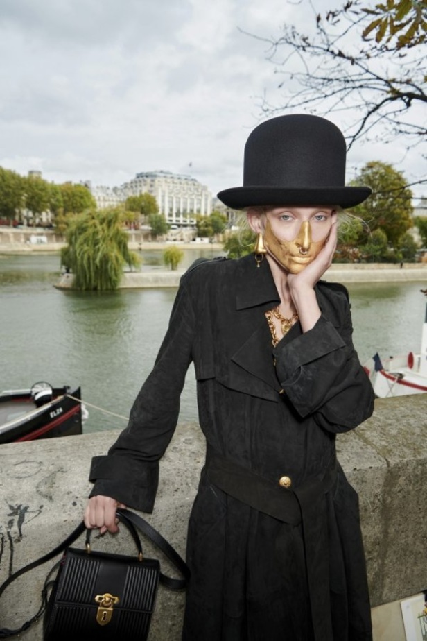 عرض ازياء مجموعة Schiapparelli لربيع وصيف 2021 من أسبوع الموضة في باريس