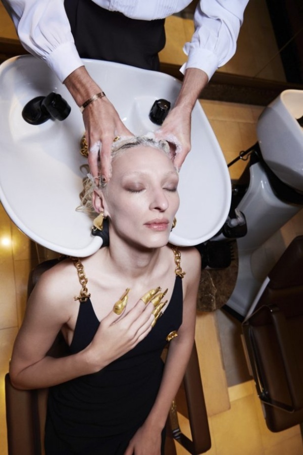 عرض ازياء مجموعة Schiapparelli لربيع وصيف 2021 من أسبوع الموضة في باريس