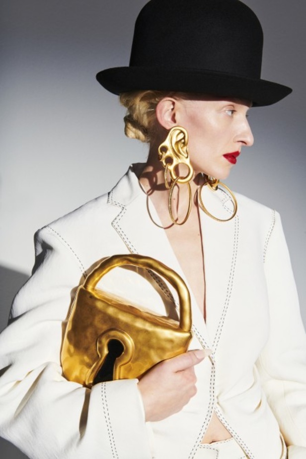 عرض ازياء سكياباريلي الهوت كوتور لربيع وصيف 2021