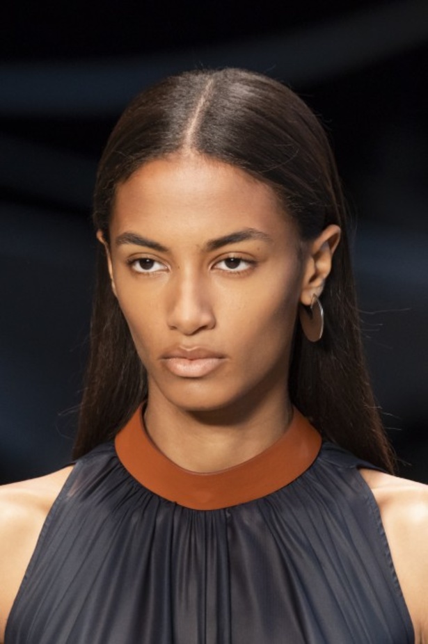 الأنوثة المفعمة بالرومانسية المعاصرة مع مجموعة Sportmax لربيع وصيف 2020