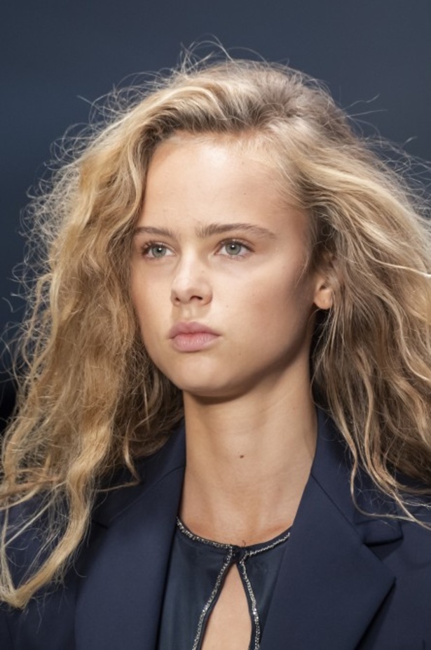 الأنوثة المفعمة بالرومانسية المعاصرة مع مجموعة Sportmax لربيع وصيف 2020