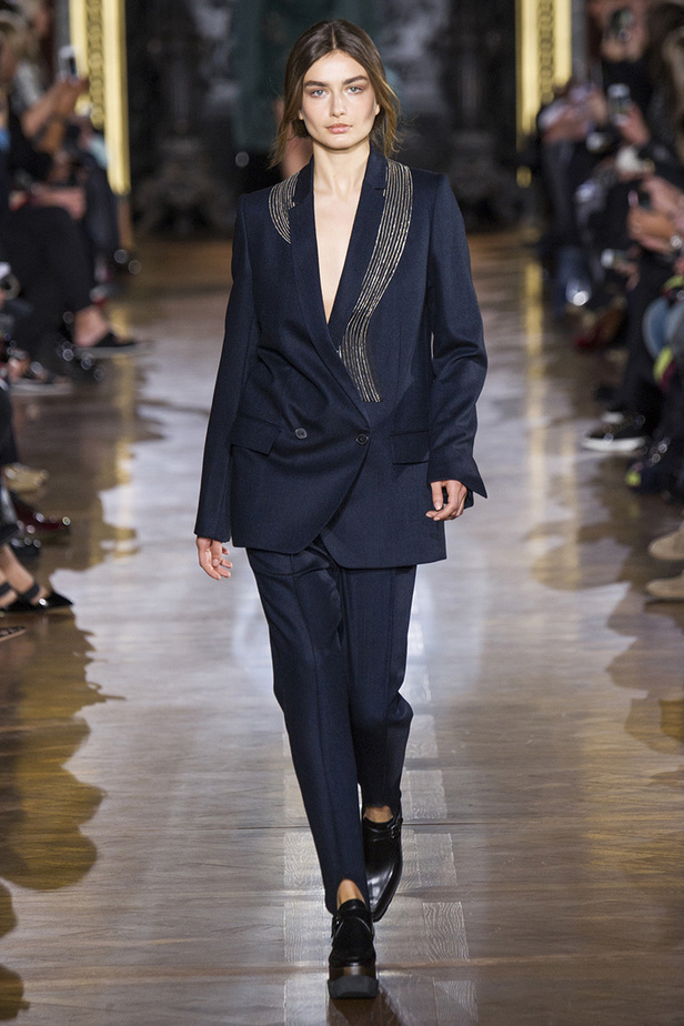 Stella McCartney: تصاميم عملية بلمسات رجالية