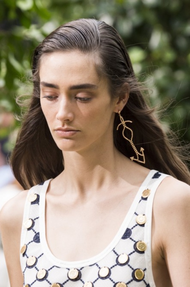 توري بورش تنقلنا الى ربيع وصيف 2019 بتصاميم عصرية وانيقة