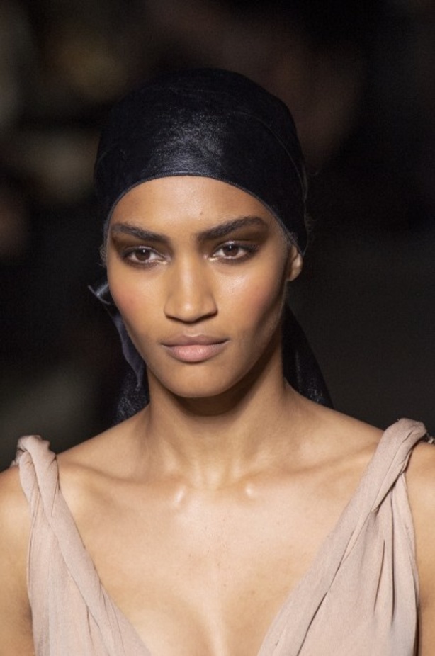 توم فورد يفتتح أسبوع الموضة النيويوركي بعرض كلاسيكي فاخر