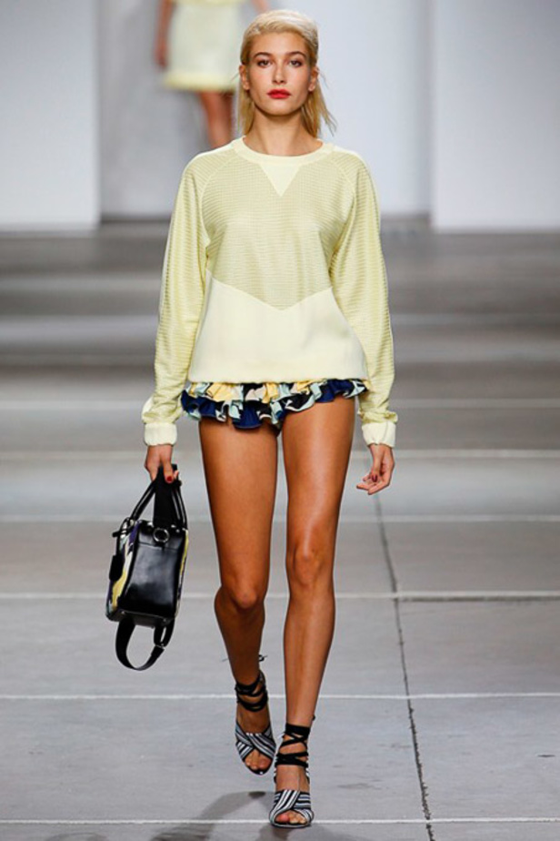 TopShop Unique: مجموعة رياضية بسيطة ومرحة