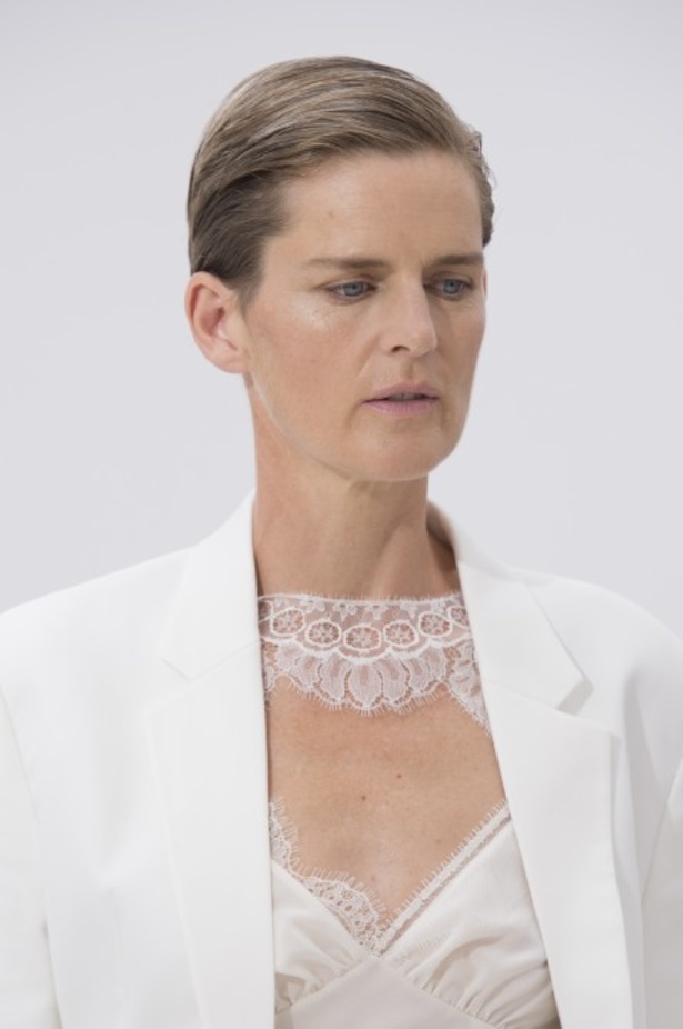 عرض ازياء فيكتوريا بيكهام لربيع وصيف 2019