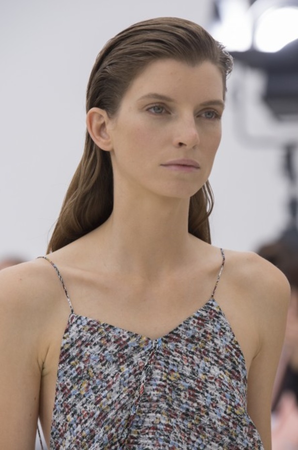 عرض ازياء فيكتوريا بيكهام لربيع وصيف 2019